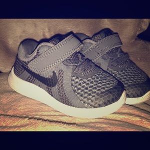 Nike Revolution 4 Infant shoes ****LIKE NEW****